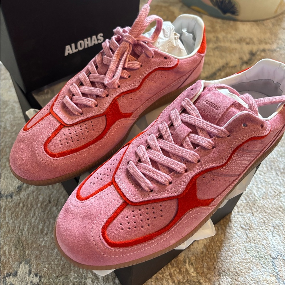 Brand new with tags size 9 Alohas